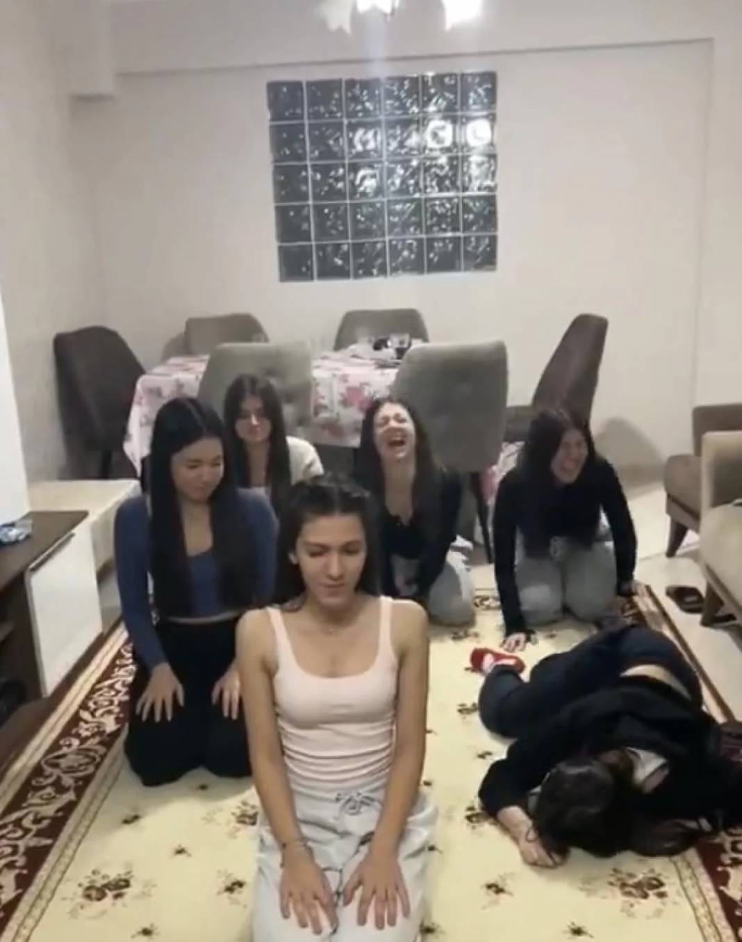 Dini değerleri ayaklar altına aldılar: Akım haline gelen namaz videoları sosyal medyayı ayağa kaldırdı! 2